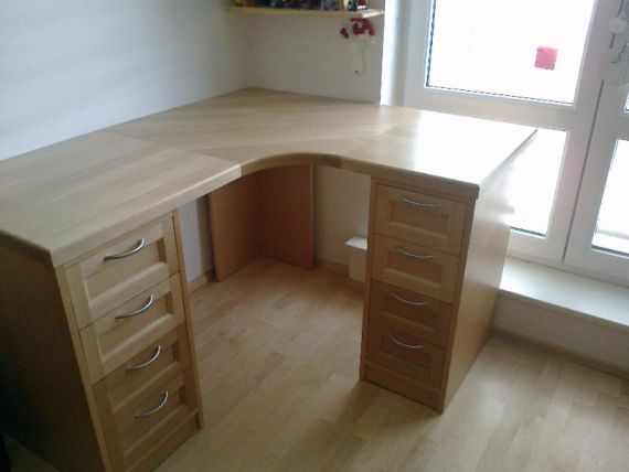 Stylové dřevěné psací stoly pro domácnost i kancelář